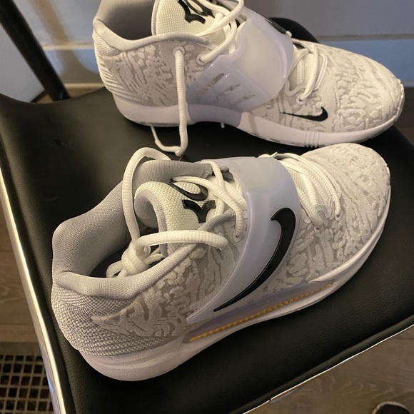 KD basketball shoes. Got them last year and she never wore them. - Picture 4 of 6